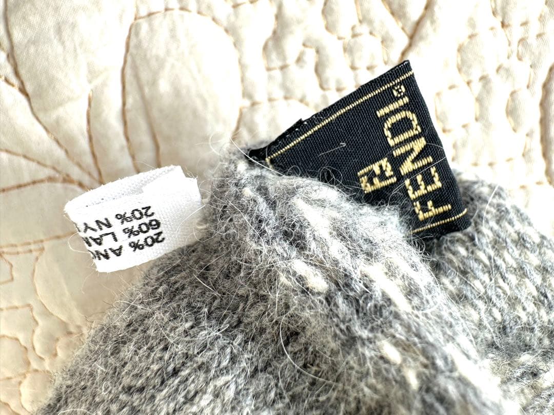 未使用FENDIフェンディロゴ手袋☆白グレーグローブズッカ柄FFアンゴラウール