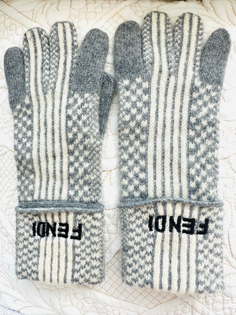 未使用FENDIフェンディロゴ手袋☆白グレーグローブズッカ柄FFアンゴラウール