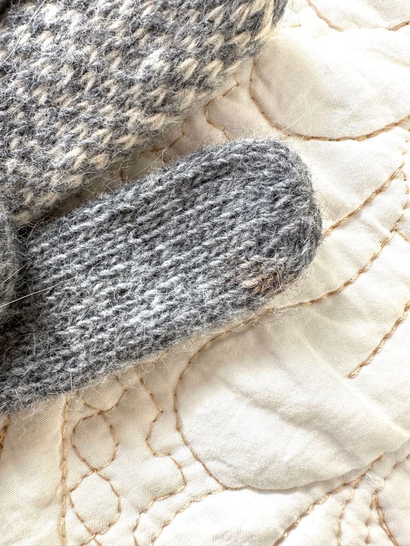 未使用FENDIフェンディロゴ手袋☆白グレーグローブズッカ柄FFアンゴラウール