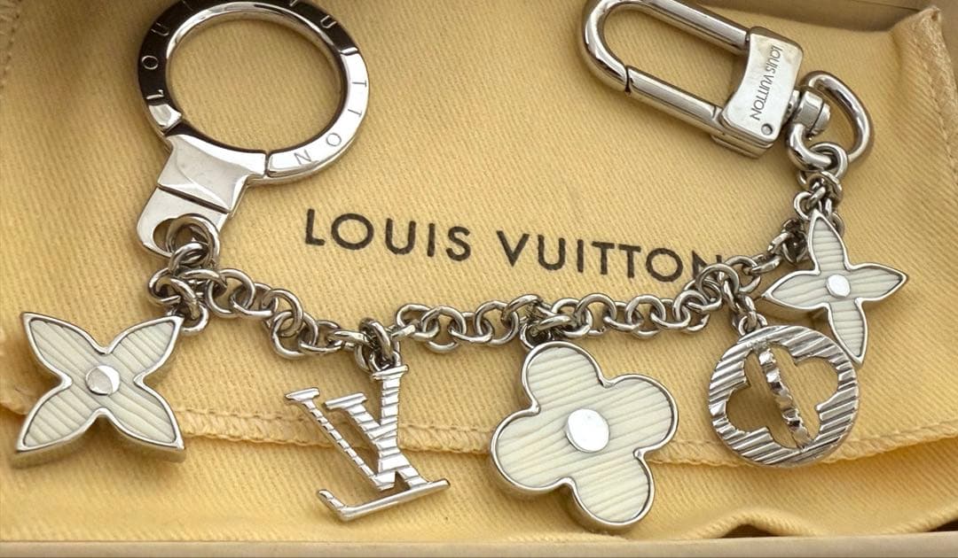 LOUIS VUITTON チャーム エピデザイン　シルバー/ホワイト