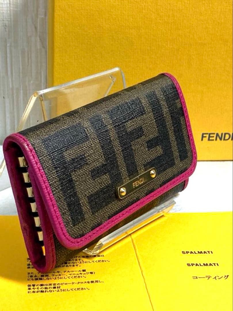 美品 フェンディ ズッカ柄 6連キーケース 箱付き