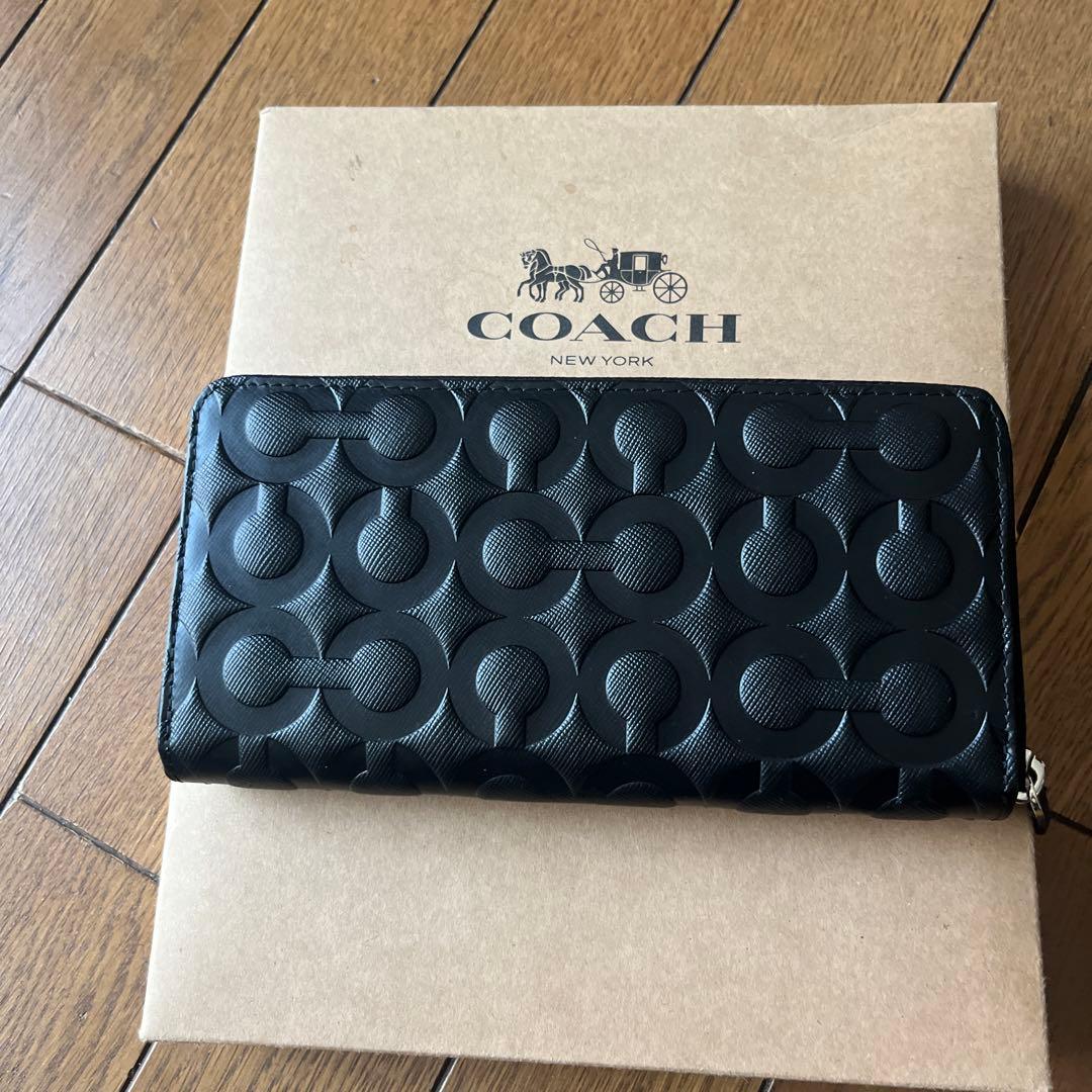 coachのジッパー付きの長財布です メンズでも使えます。