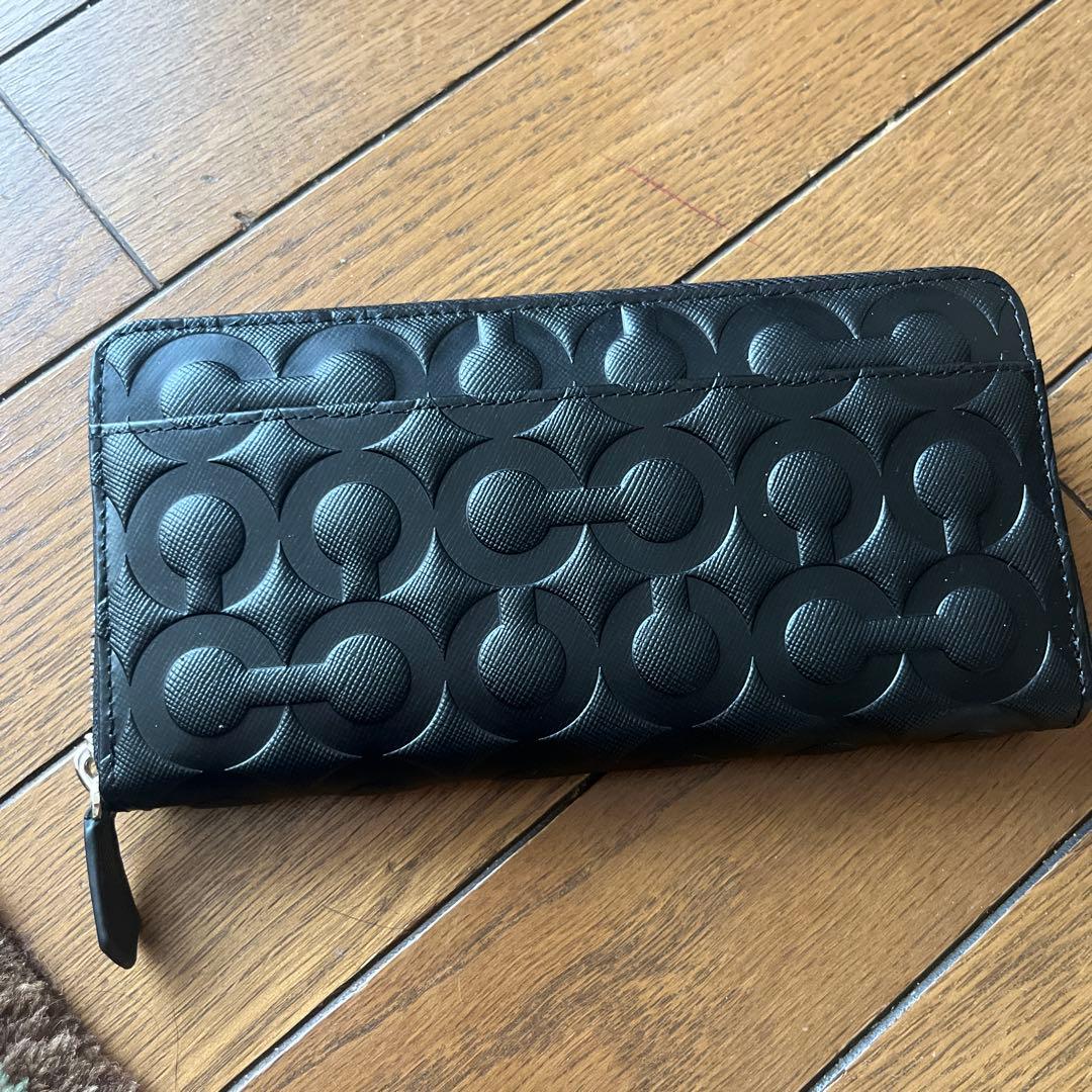 coachのジッパー付きの長財布です メンズでも使えます。