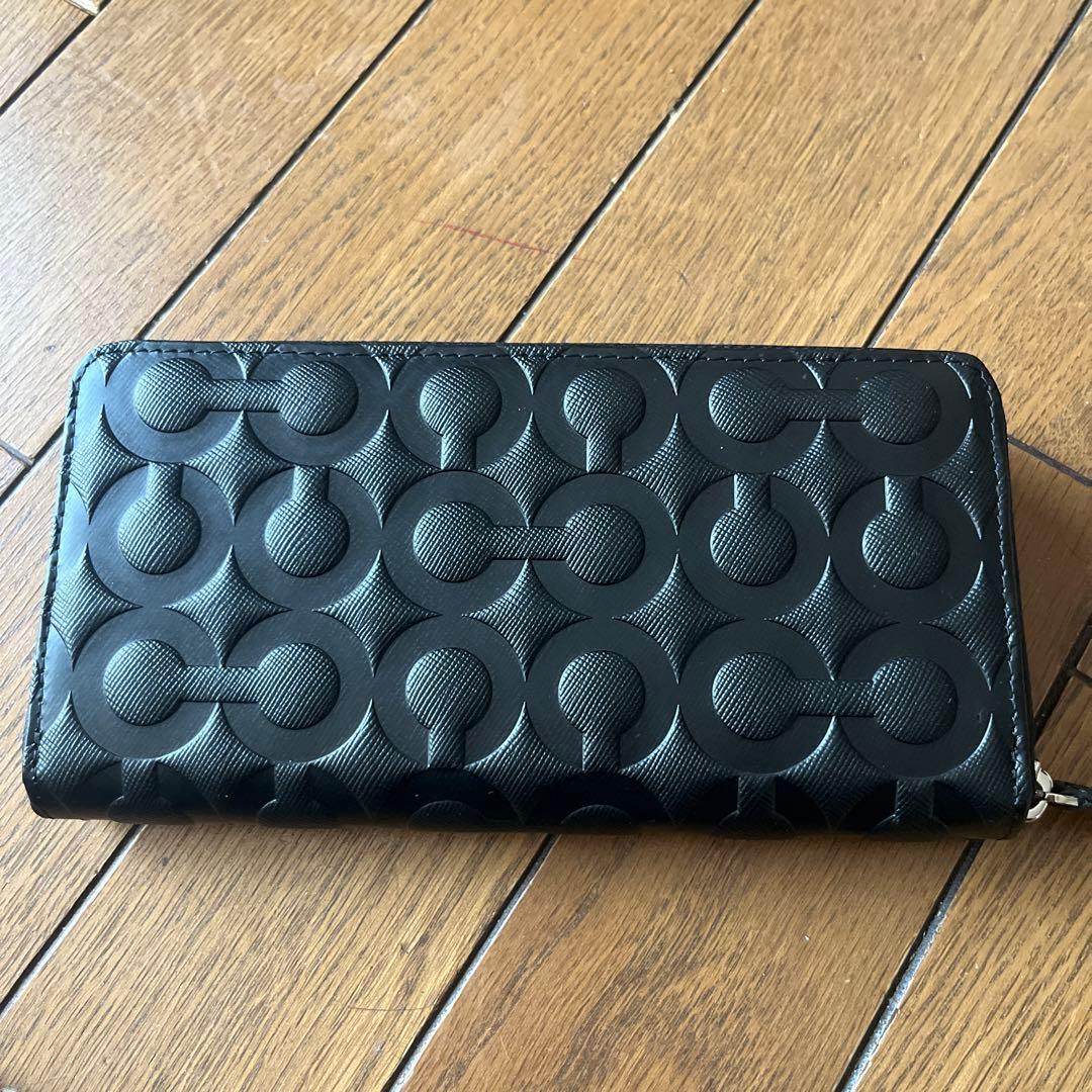 coachのジッパー付きの長財布です メンズでも使えます。