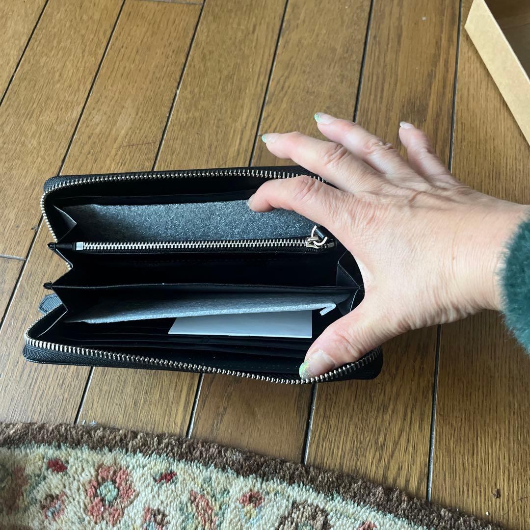 coachのジッパー付きの長財布です メンズでも使えます。