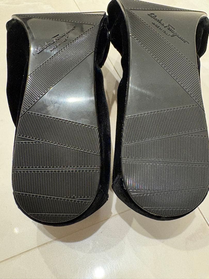 フェラガモ ヴァラ　バレエシューズ　ブラック