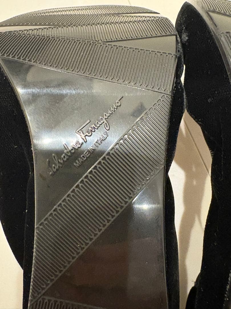 フェラガモ ヴァラ　バレエシューズ　ブラック