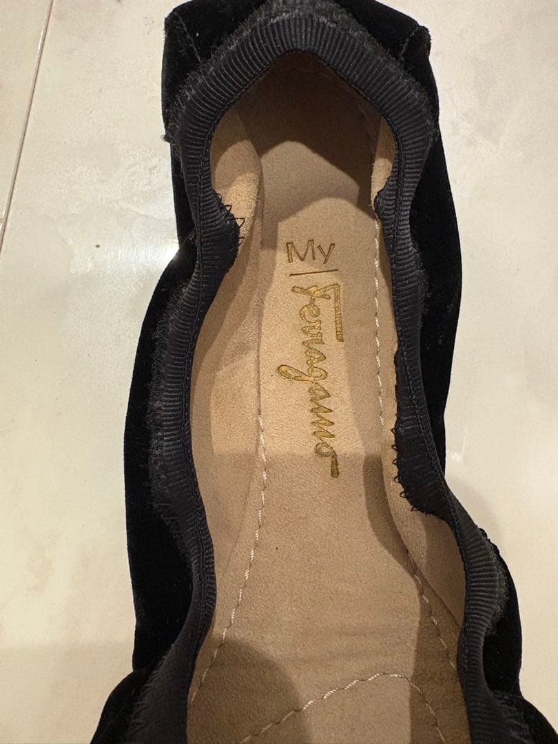 フェラガモ ヴァラ　バレエシューズ　ブラック