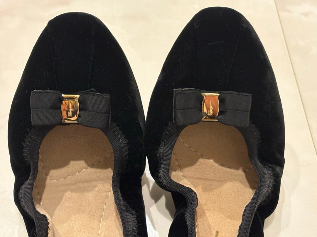 フェラガモ ヴァラ　バレエシューズ　ブラック