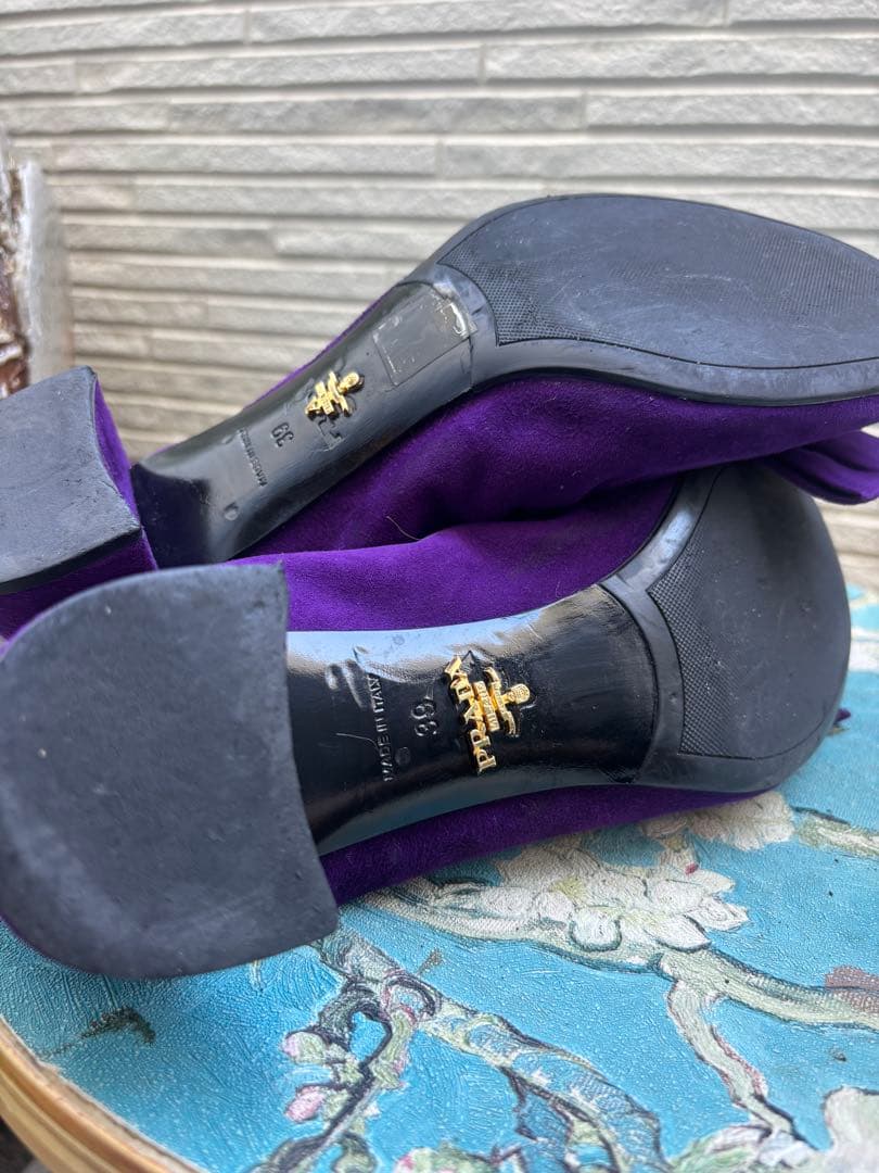 PRADA パープルスエードリボンパンプス｜クラシックでフェミニンな名品