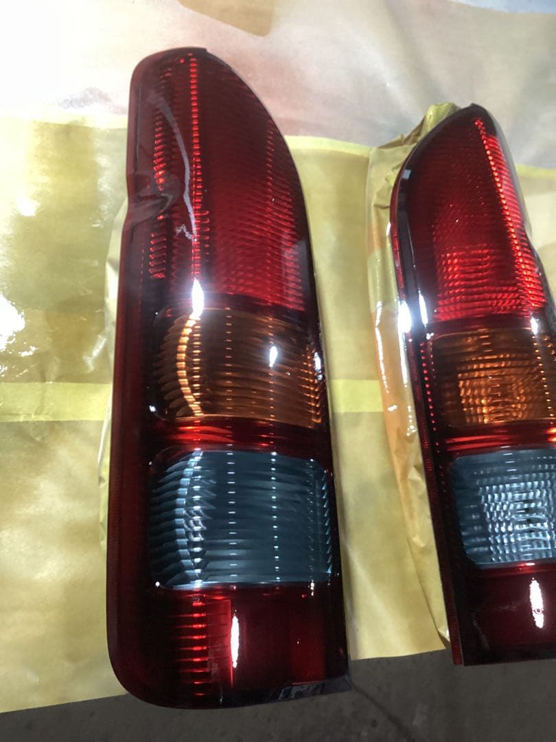 ハイエース200系3型DX純正テールランプ中古ベースグラデーションスモーク