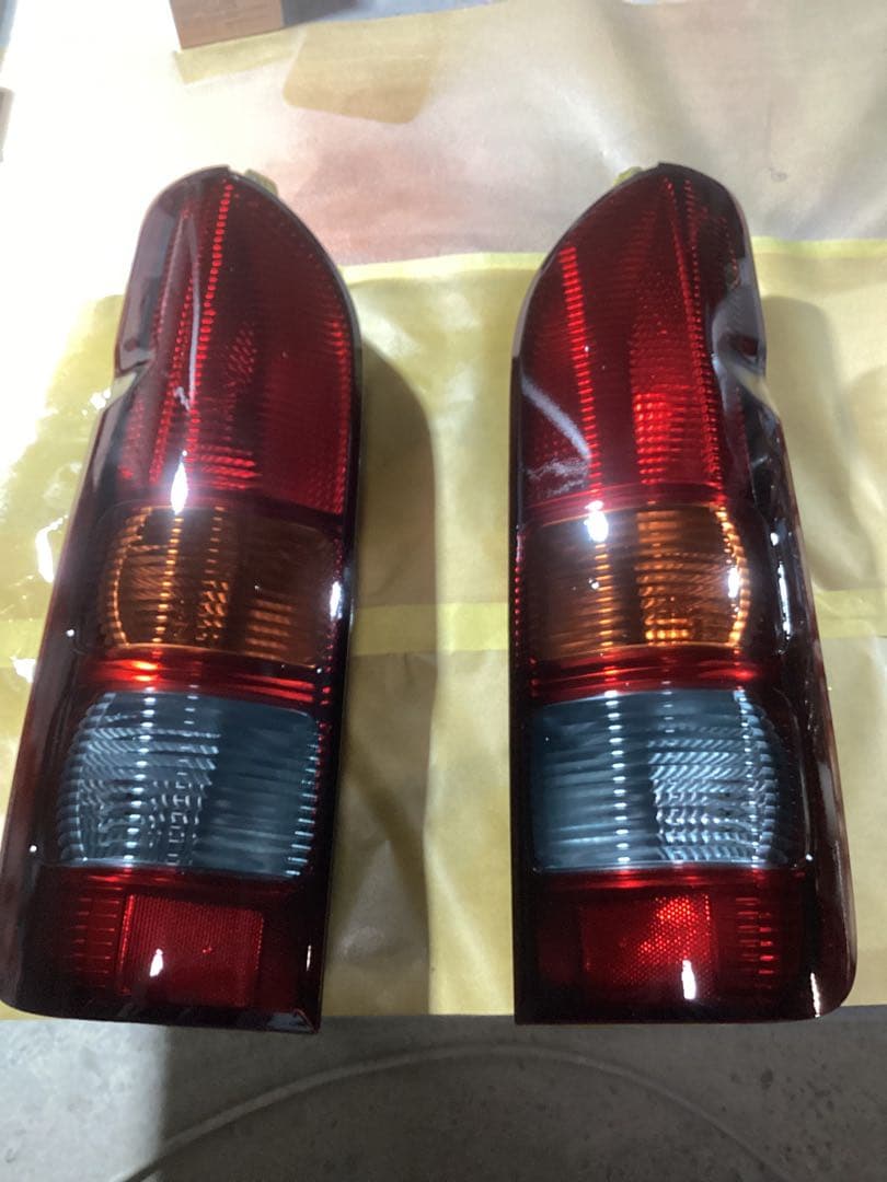 ハイエース200系3型DX純正テールランプ中古ベースグラデーションスモーク