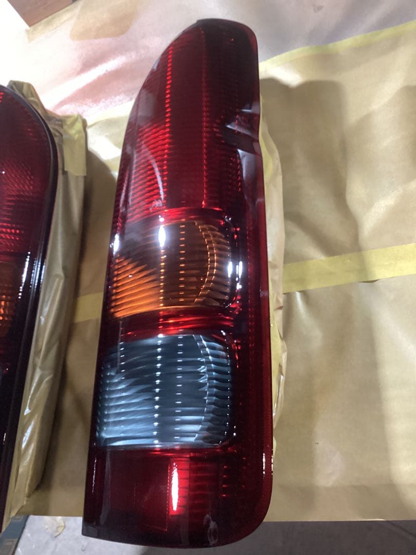 ハイエース200系3型DX純正テールランプ中古ベースグラデーションスモーク
