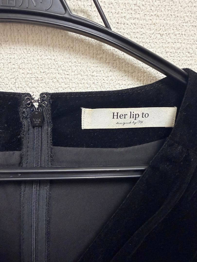 ワンピース herlipto Embroidered Velour Midi Dress