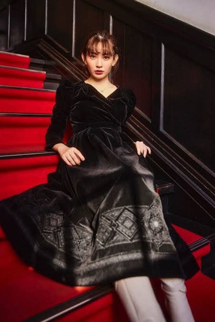 ワンピース herlipto Embroidered Velour Midi Dress