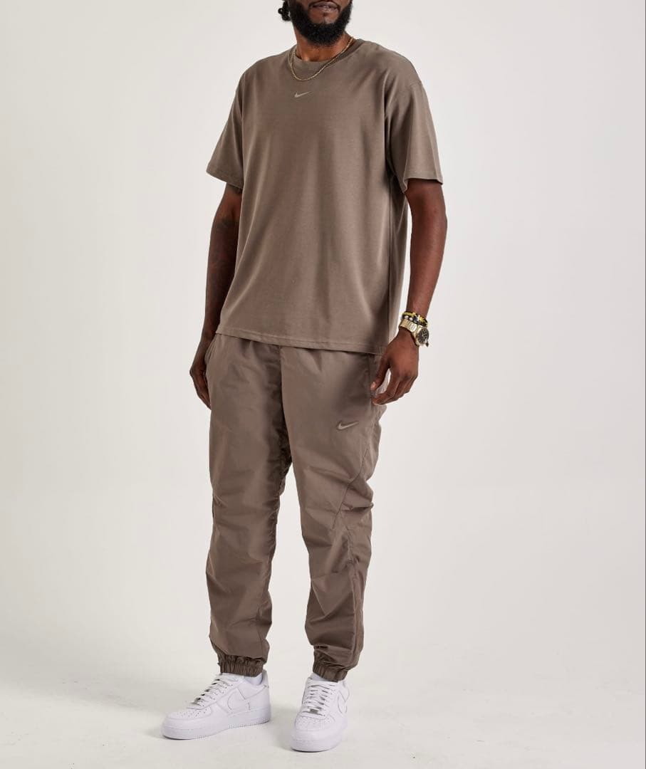 海外限定色☆ナイキx NOCTA【ショートスリーブグラフィックT】ブラウンL新品