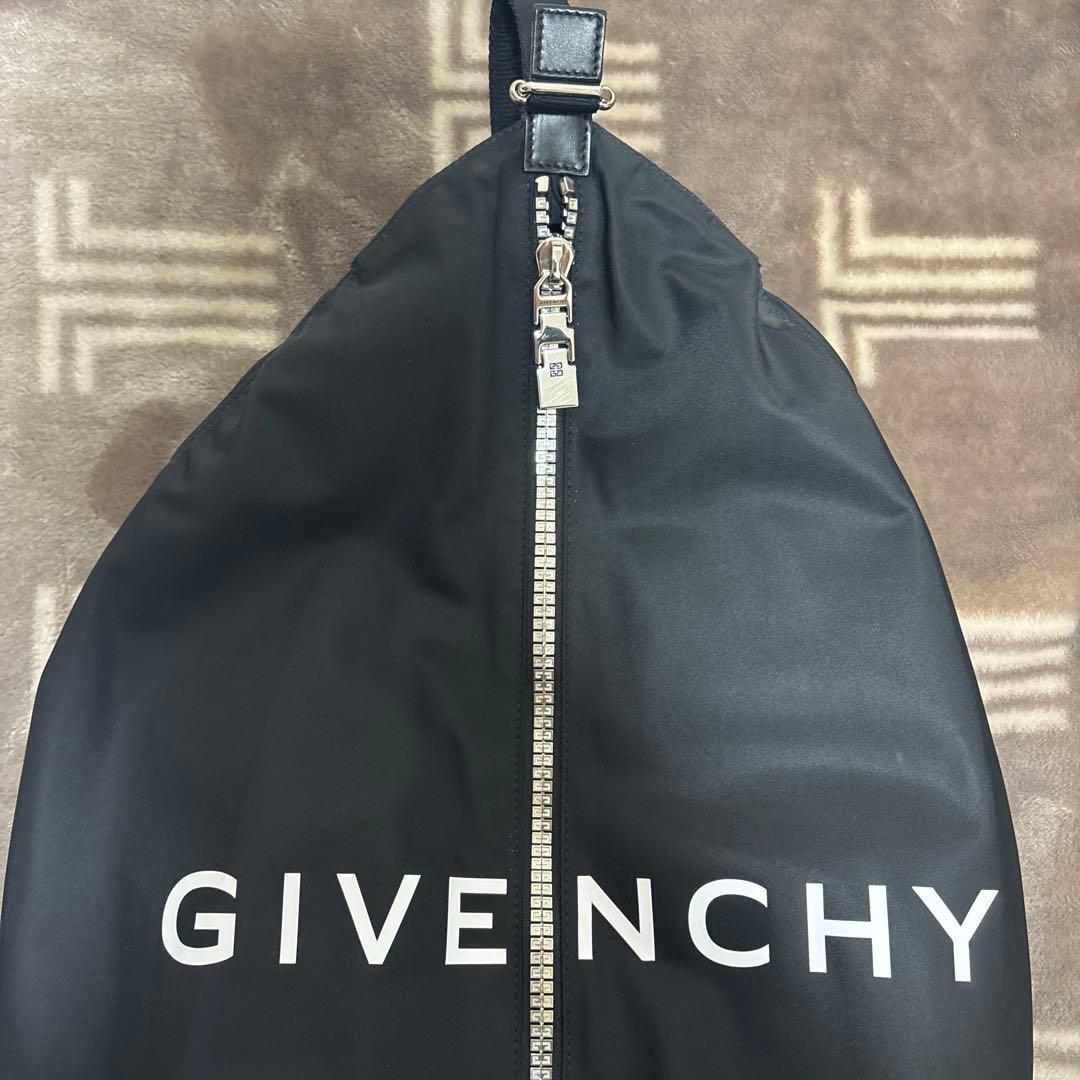 GIVENCHY ブラックナイロンバッグ