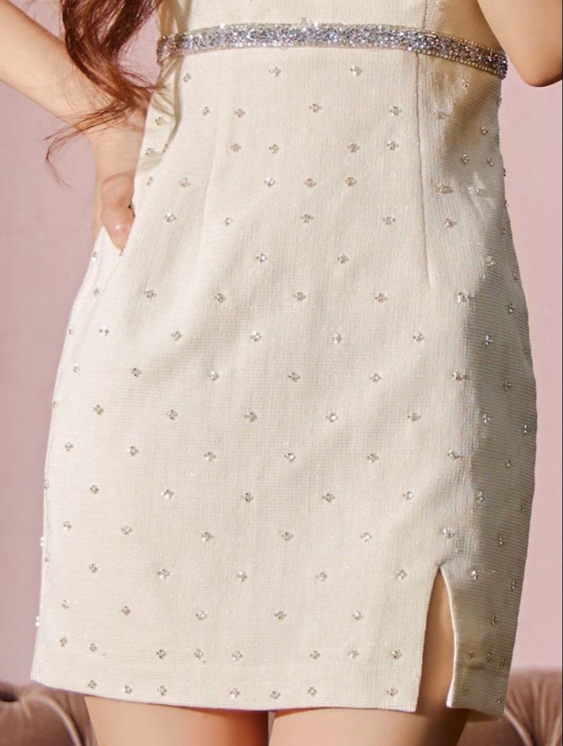 【S｝ビジュー付きタイトドレス（クリーム色）