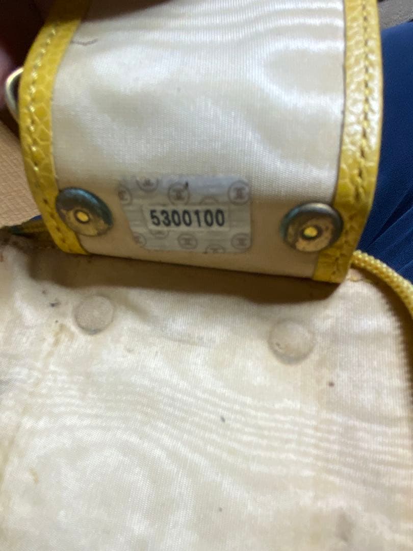 CHANEL イエロー レザー キーケース 使用感サビかなりあり難アリ箱無し