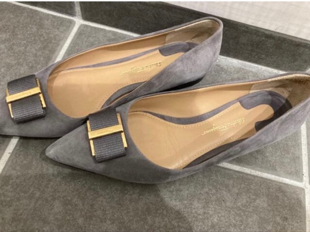 Ferragamo グレー スエード パンプス