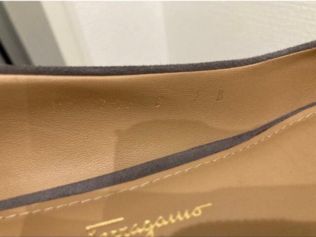 Ferragamo グレー スエード パンプス