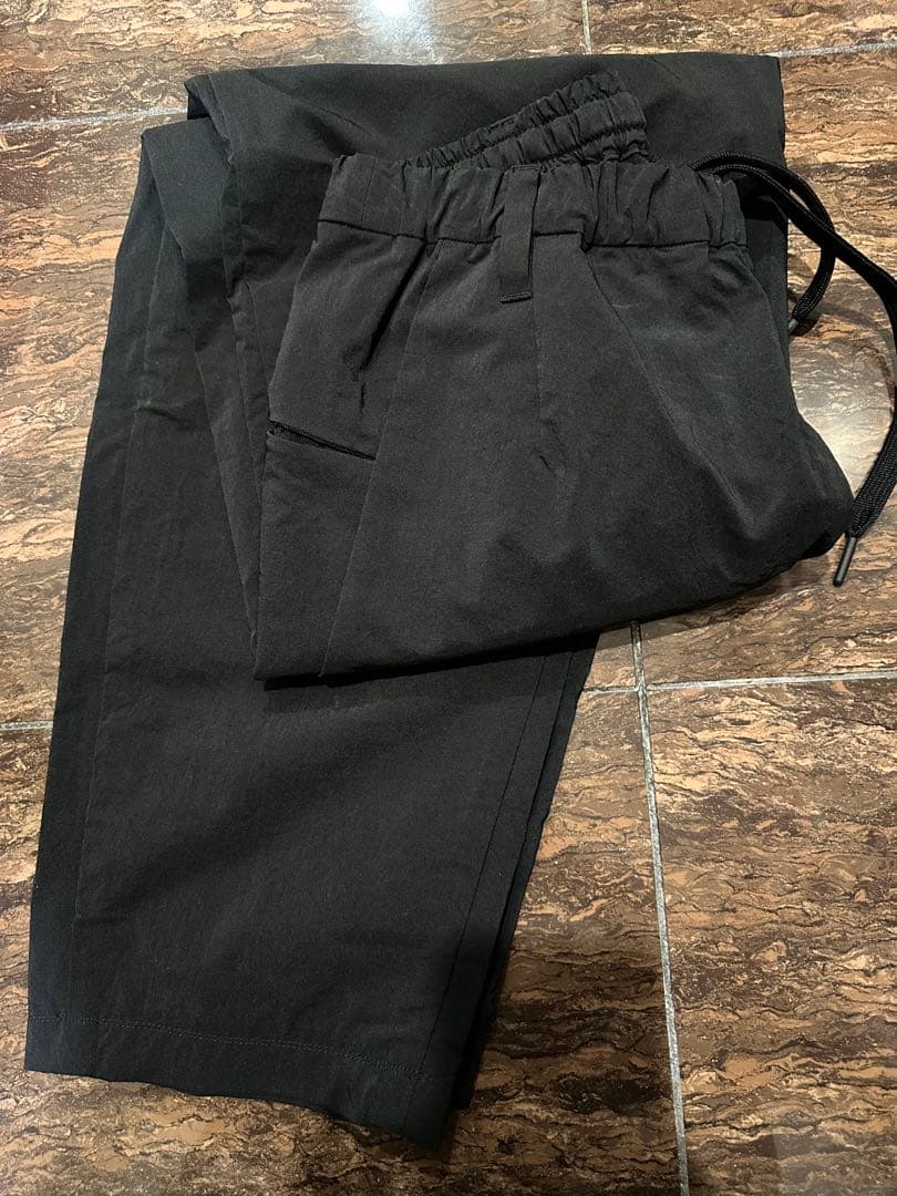 テアトラ　スラックス　パンツ　ブラック