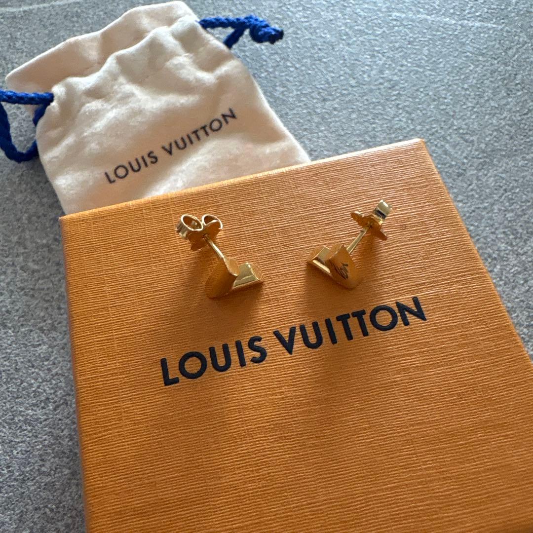 LOUIS VUITTON 三角形スタッドピアス