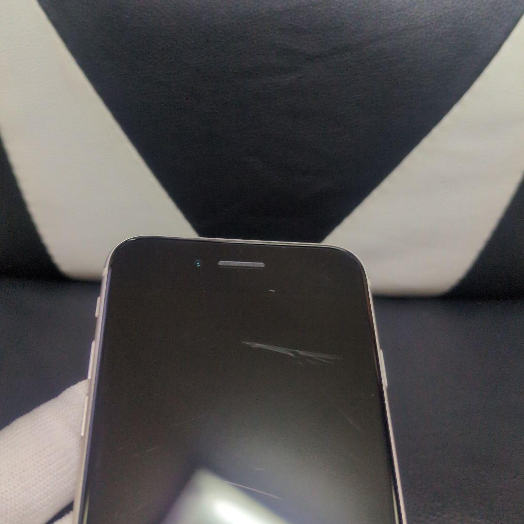 82 美品　iPhone　se3 第3世代　64gb SIMフリー　白　ホワイト