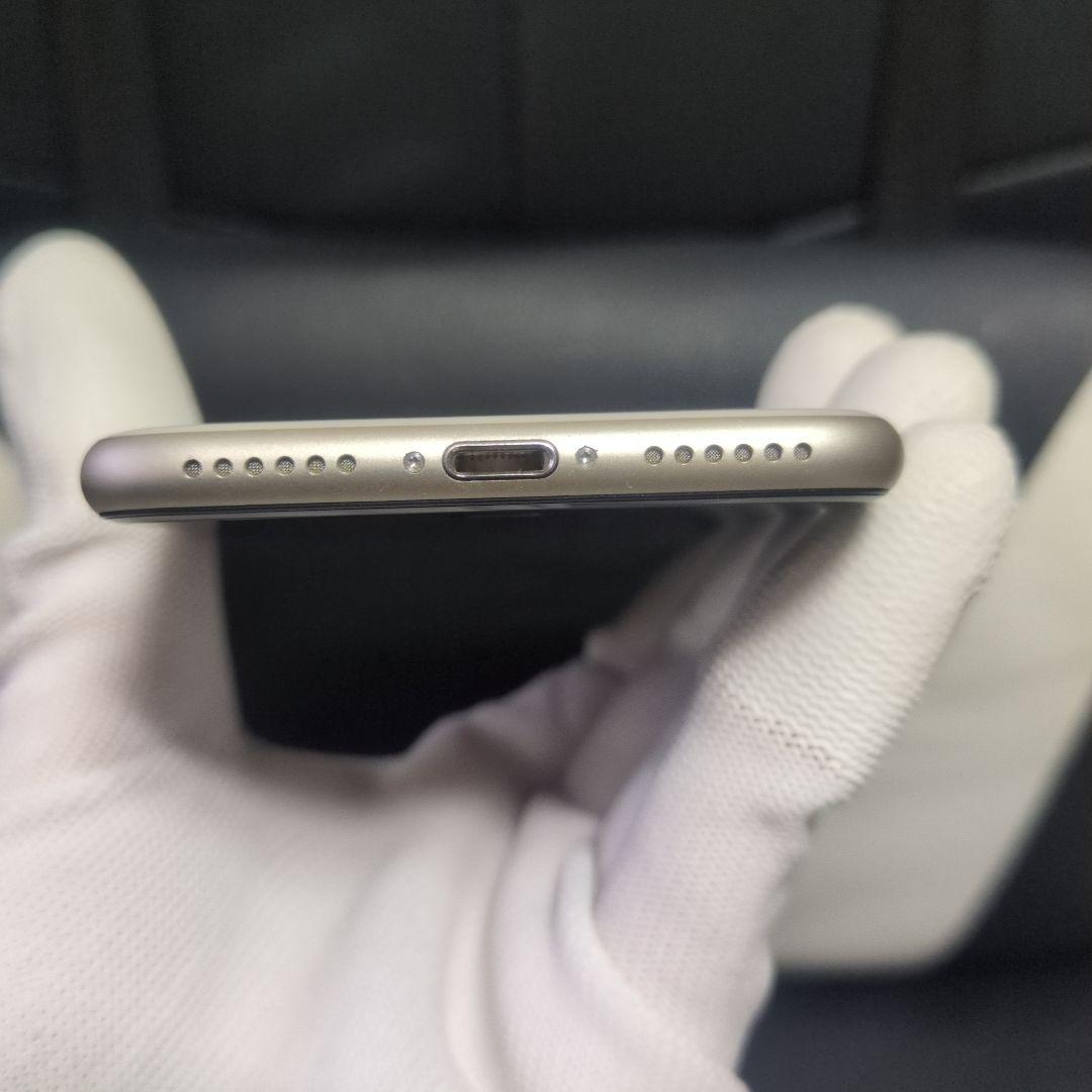 82 美品　iPhone　se3 第3世代　64gb SIMフリー　白　ホワイト