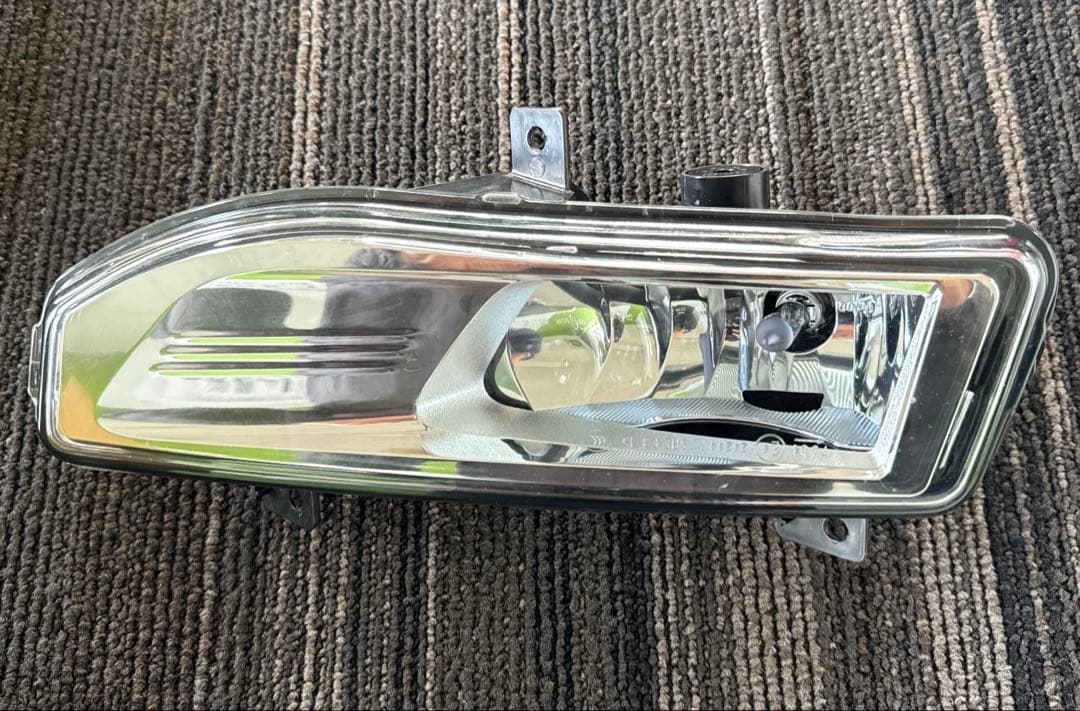 日産純正フォグランプ 新車外し