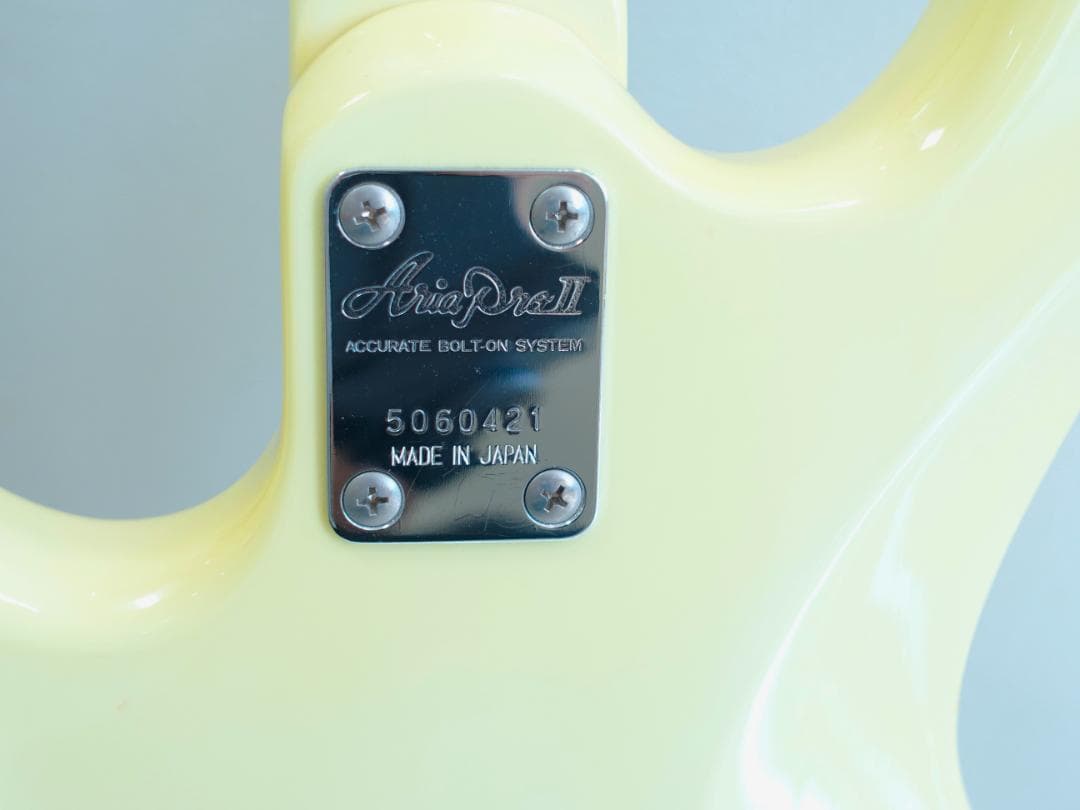 Ariapro II RSBシリーズ　エレキベース　クリームイエロー