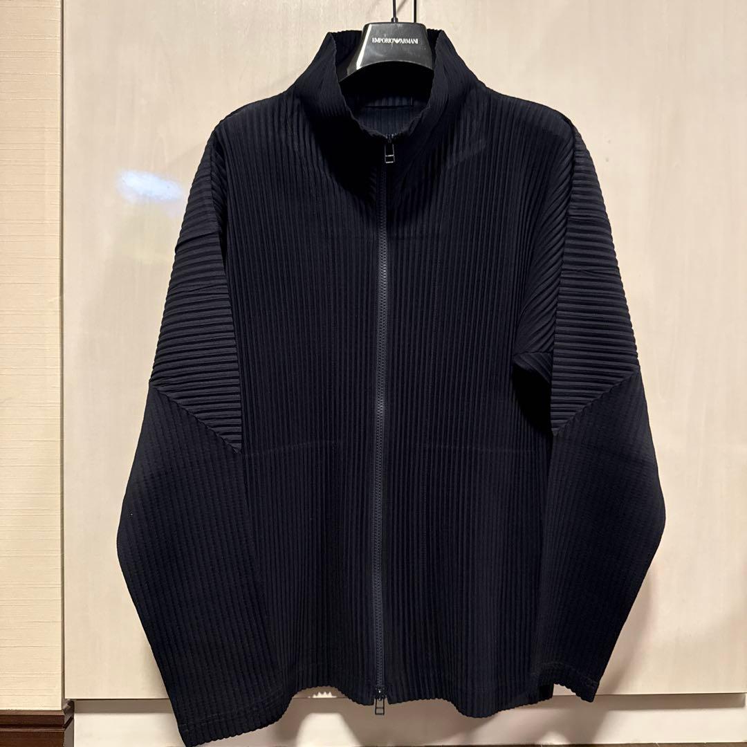 【美品】イッセイミヤケ　プリーツカットソー(黒)