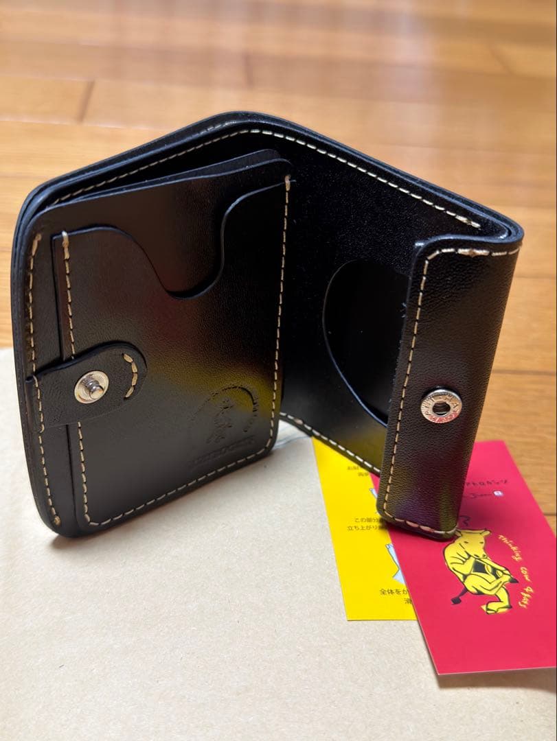 クアトロガッツ 小さいふ コンチャ 黒 2つ折り 革