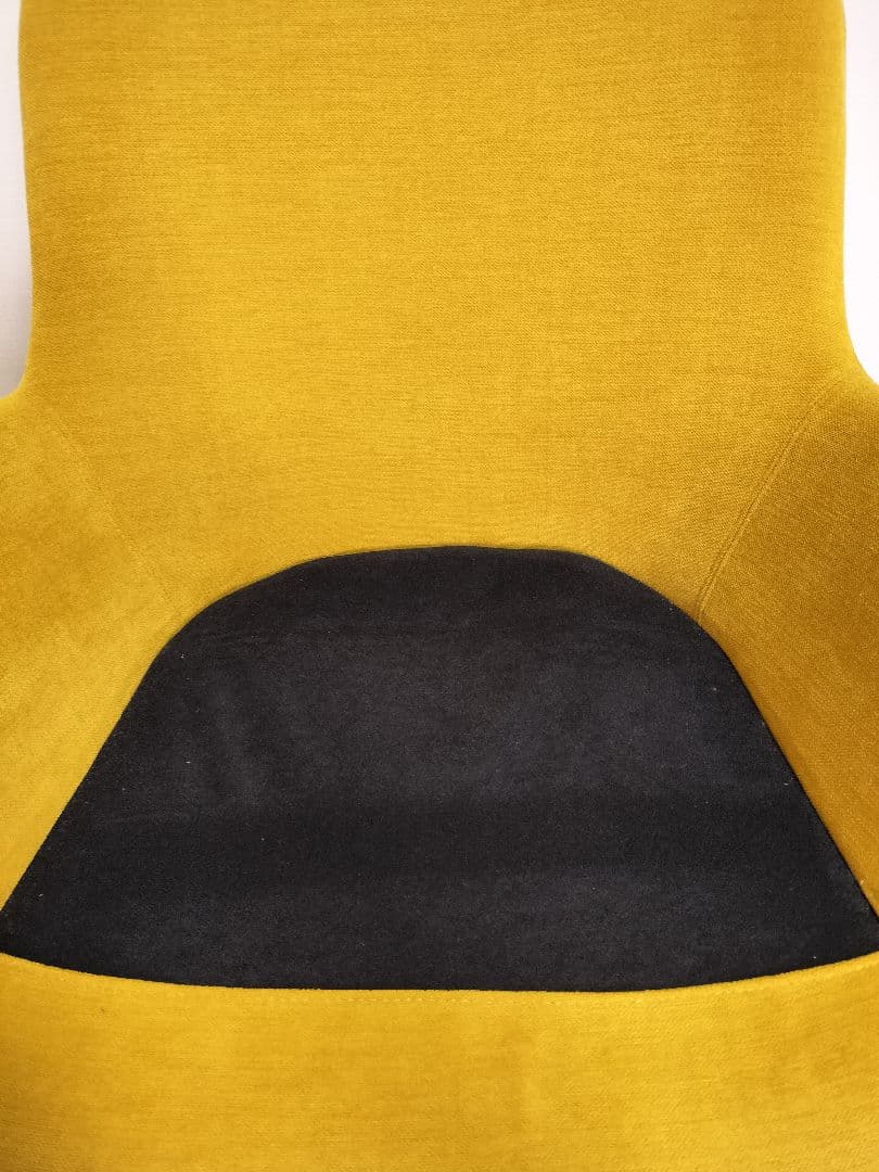 oliver　オリバー　アームチェア　イエロー　木製脚　キャスター付き