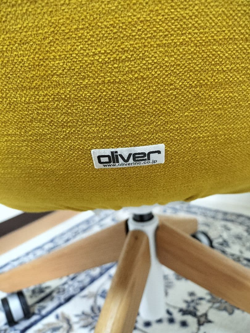 oliver　オリバー　アームチェア　イエロー　木製脚　キャスター付き
