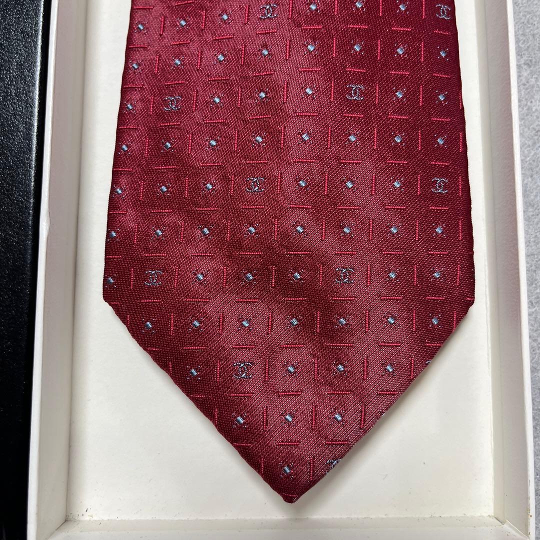 未使用タグ付　シャネル　ネクタイ　赤CCココマーク チェーン付　シルクジャガード