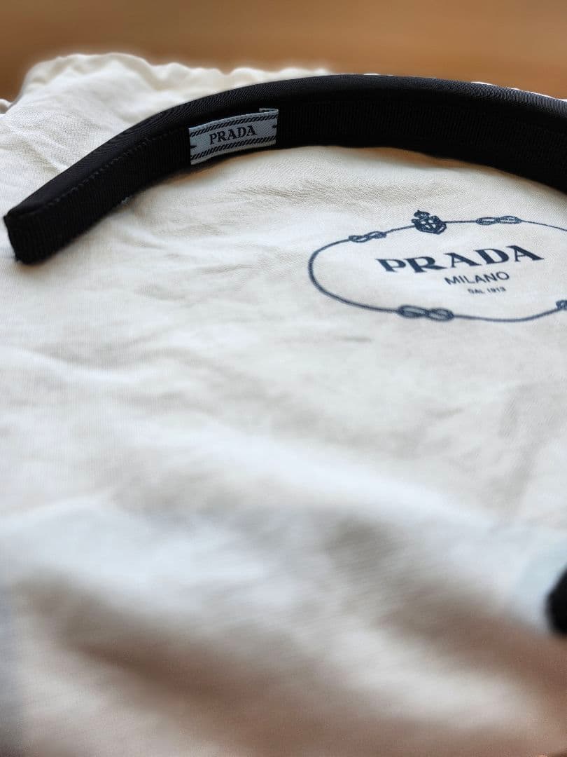 PRADA ブラック ヘアバンド　カチューシャ　正規品　中古品