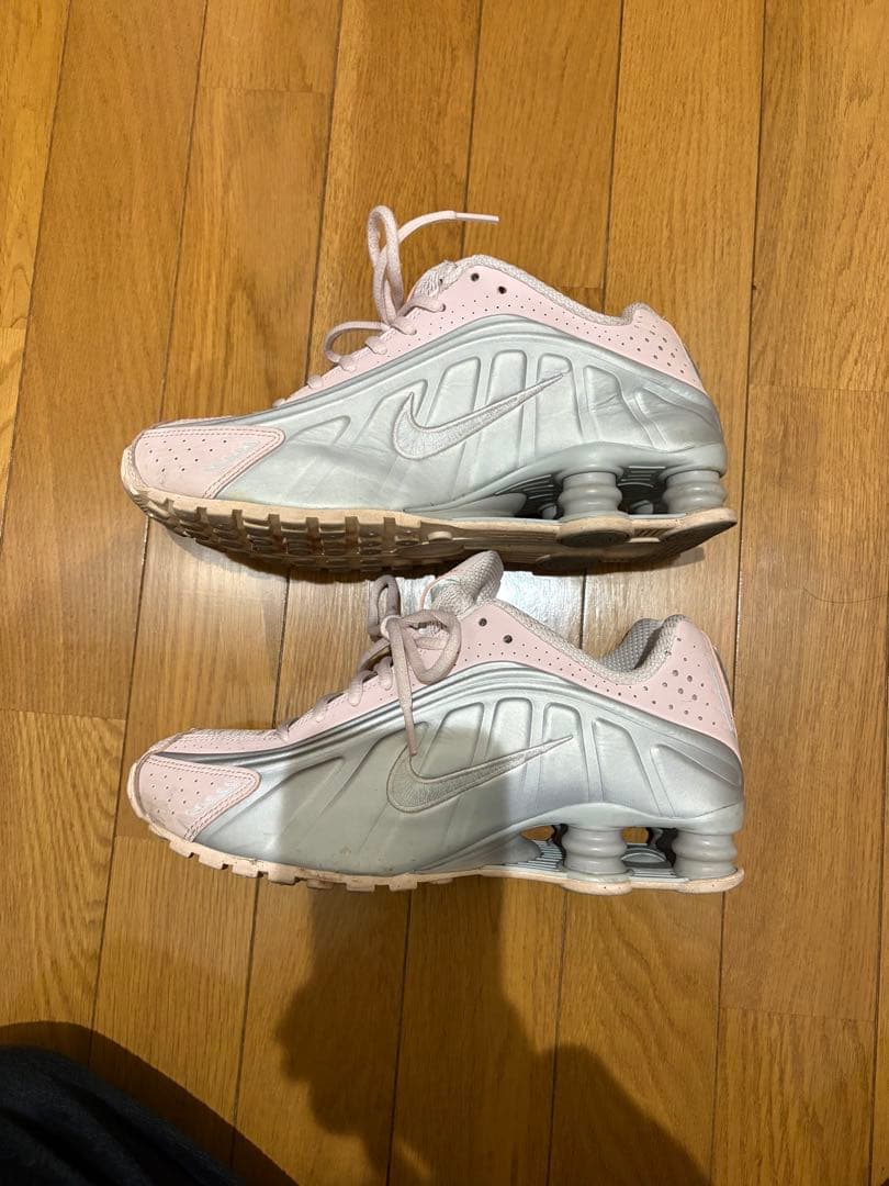 NIKE ショックス R4 べアリーローズ/メタリックプラチナム