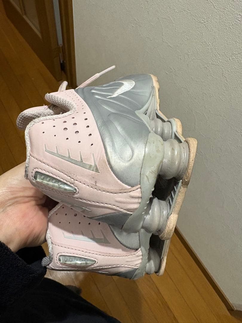 NIKE ショックス R4 べアリーローズ/メタリックプラチナム