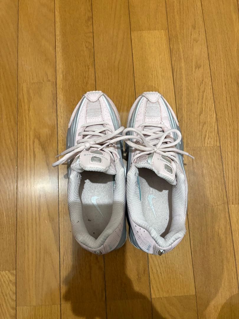 NIKE ショックス R4 べアリーローズ/メタリックプラチナム