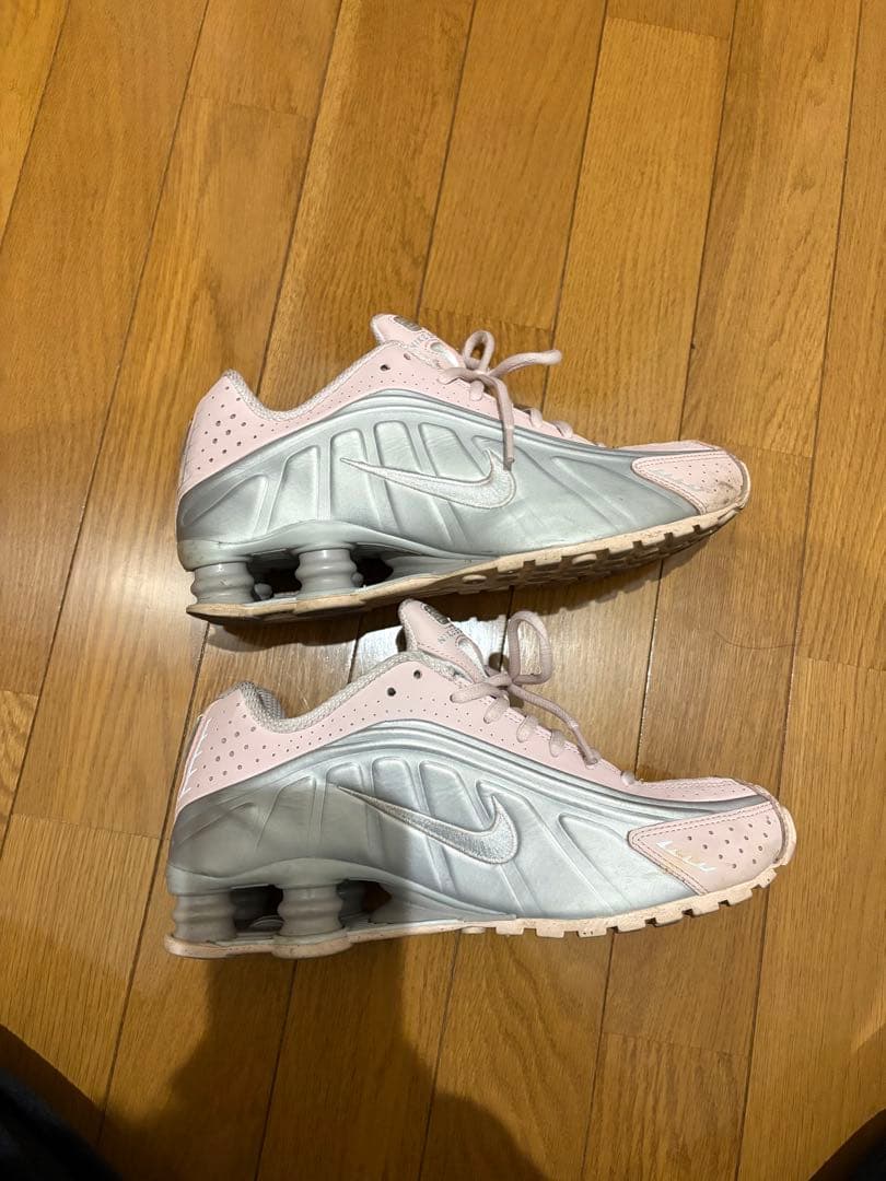 NIKE ショックス R4 べアリーローズ/メタリックプラチナム