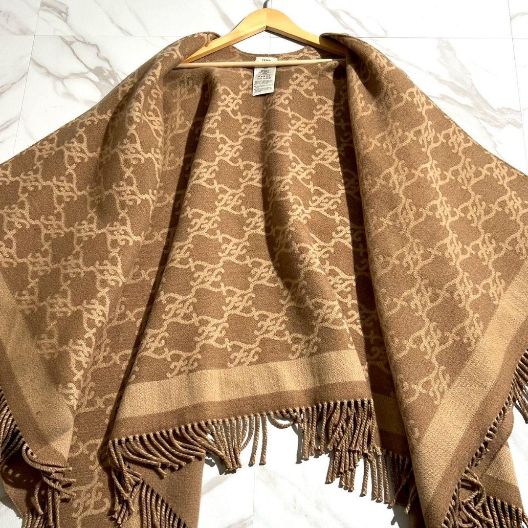 美品 近年モデル●FENDI カシミヤ混 ケープ ポンチョ カリグラフィ 高級感