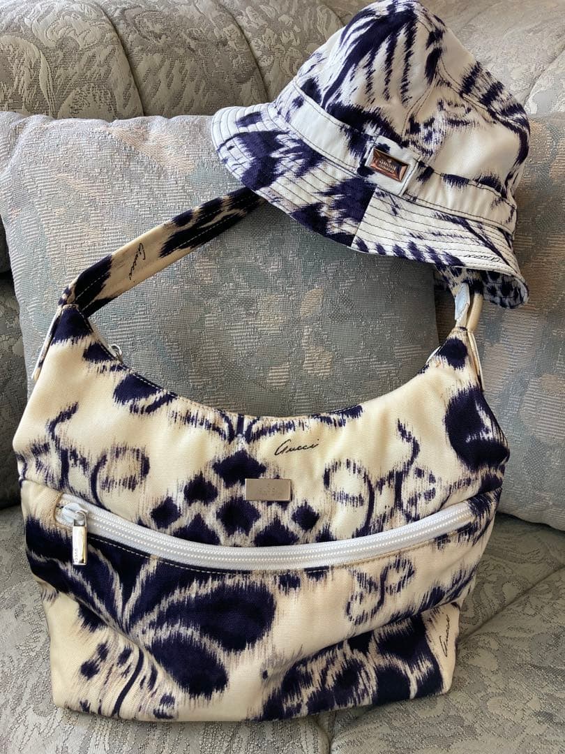 GUCCIグッチ　バケットハットM ホワイト/ネイビー