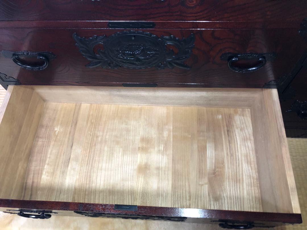 仙台箪笥 仙臺民藝 伊達箪笥 漆塗り 伝統的な彫刻付き木製箪笥