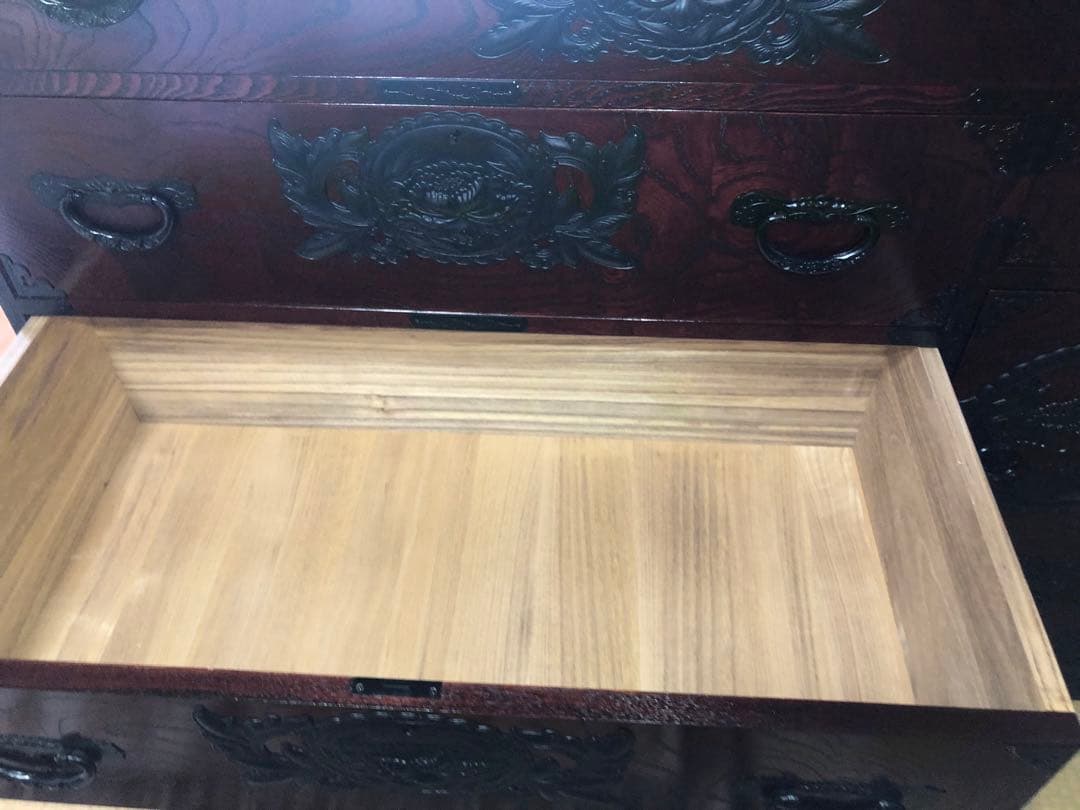 仙台箪笥 仙臺民藝 伊達箪笥 漆塗り 伝統的な彫刻付き木製箪笥