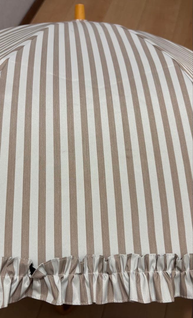 サンバリア100 折りたたみ 日傘 2段折 フリル ストライプ ベージュ