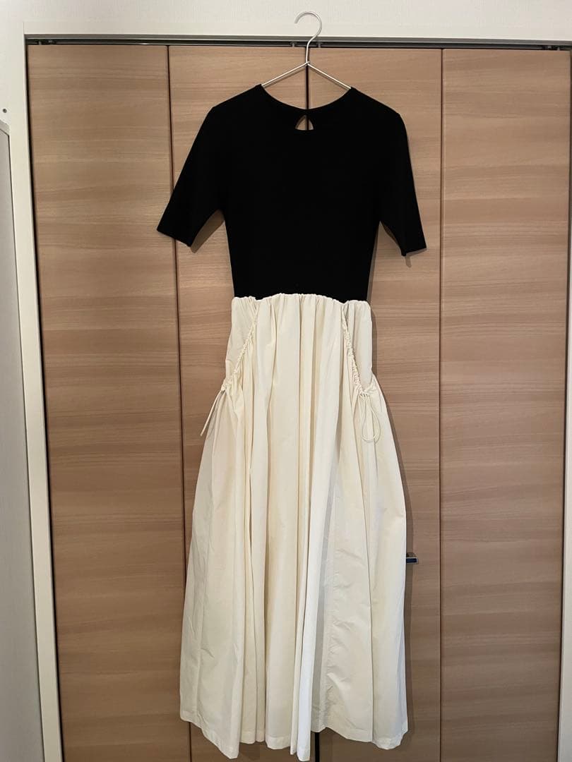 【極美品】エミ emmiハーフスリーブニットドッキングワンピース