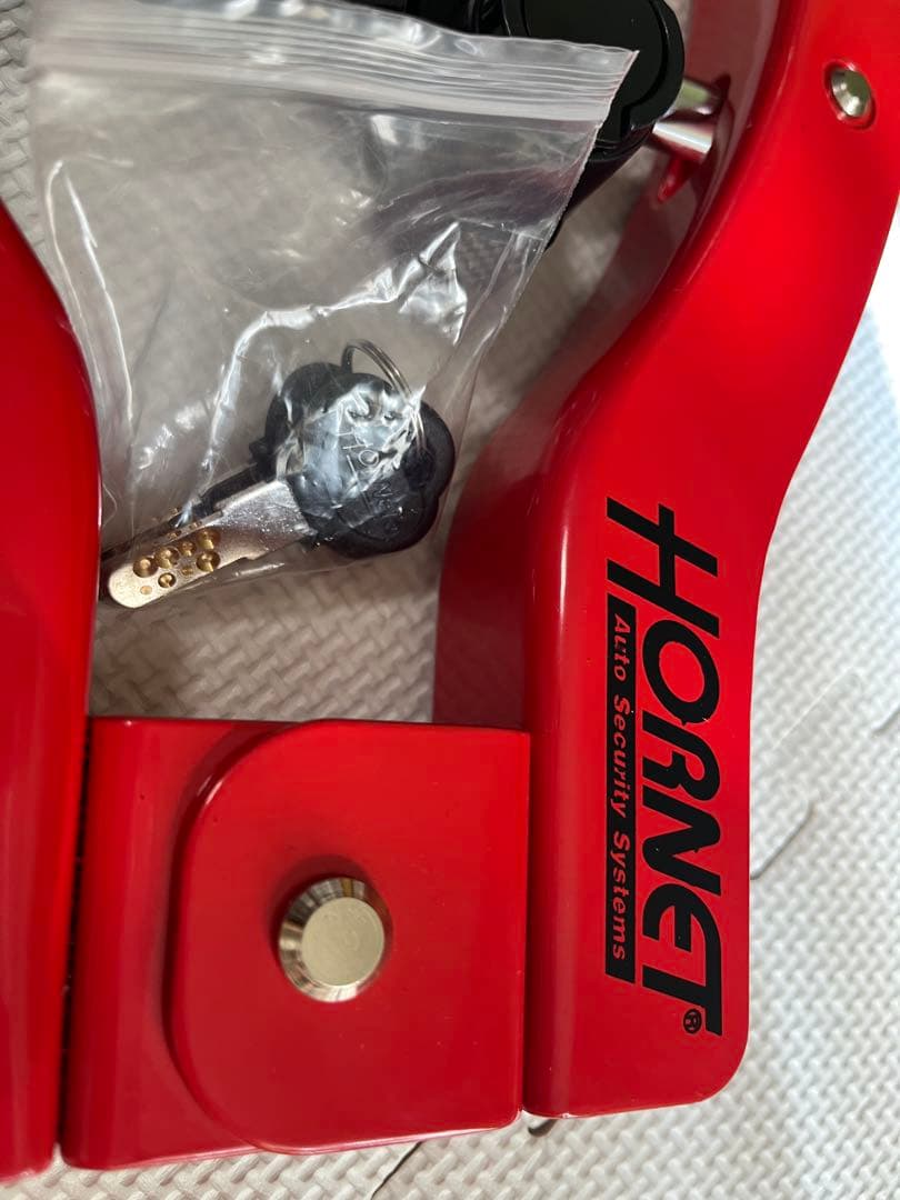 HORNET タイヤロック レッド/ブラック