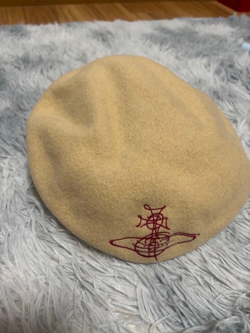 最終お値下 ヴィヴィアンウエストウッド☆希少 ベージュのベレー帽 赤色刺繍