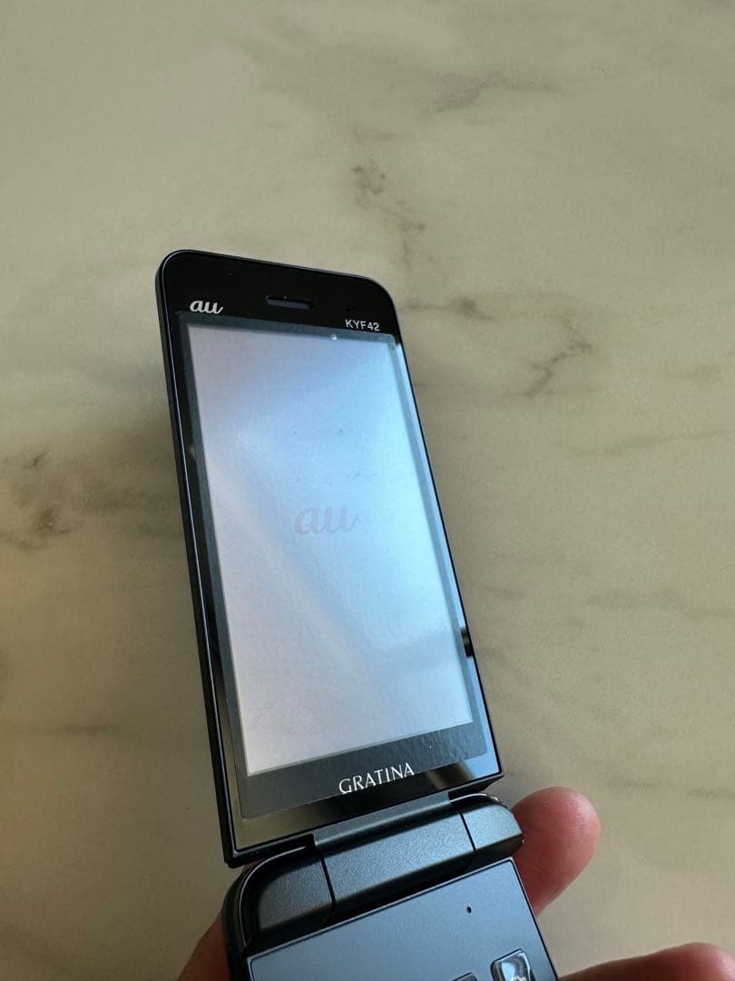 携帯電話本体 au GRATINA KYF42